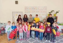 Bochnia. Licealiści uczą dzieci podstaw udzielania pierwszej pomocy