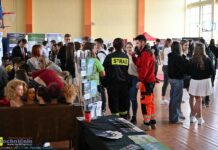 Uczniowie podstawówek wybierają szkoły średnie. Targi edukacyjne w I LO – ZDJĘCIA