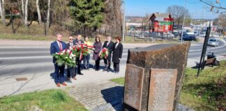 Bochnia. Złożono kwiaty przed Pomnikiem Zbrodni Katyńskiej – ZDJĘCIA