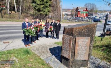 Bochnia. Złożono kwiaty przed Pomnikiem Zbrodni Katyńskiej – ZDJĘCIA