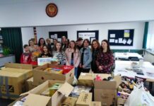 Bochnia. Podopieczni z domu dziecka za wygraną nagrodę kupili dary dla dzieci uchodźców