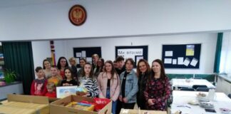 Bochnia. Podopieczni z domu dziecka za wygraną nagrodę kupili dary dla dzieci uchodźców