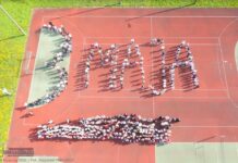 3 Maja. Żywy napis na szkolnym boisku Szkoły Podstawowej Nr 5 w Bochni – WIDEO