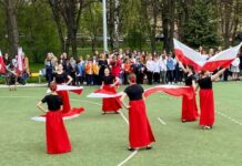 Bochnia. „Witaj, majowa jutrzenko!” w SP Nr 2. Taniec z flagami i gra miejska