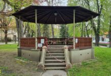 Bochnia. Wandale uszkodzili altanę na Plantach Salinarnych