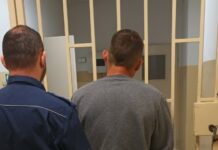 Brzesko. Aby wyładować złość rozbił szybę w banku i sklepie