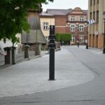 Skała zamiast informacyjnego słupka przy Bazylice św. Mikołaja?