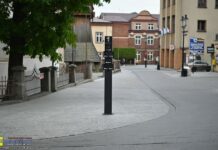 Skała zamiast informacyjnego słupka przy Bazylice św. Mikołaja?