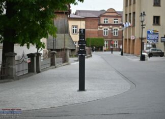 Skała zamiast informacyjnego słupka przy Bazylice św. Mikołaja?