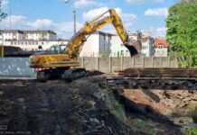 Park Uzbornia. Trwają prace przy mostku na Babicy – ZDJĘCIA