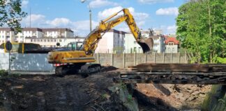 Park Uzbornia. Trwają prace przy mostku na Babicy – ZDJĘCIA