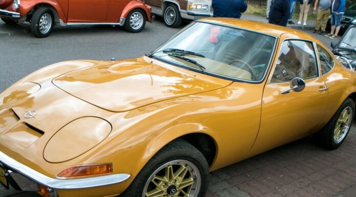 Bochnia. Rajd zabytkowych samochodów śladami gen. Leopolda Okulickiego – ZDJĘCIA