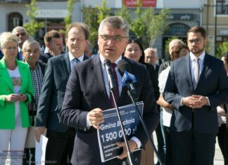 Polski Ład. Na Rynku przekazano symboliczne czeki samorządowcom z Bocheńszczyzny