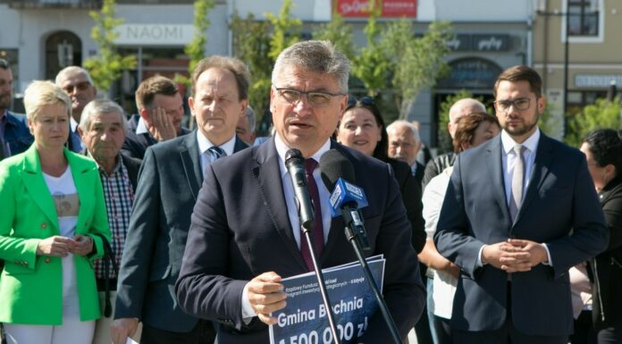 Polski Ład. Na Rynku przekazano symboliczne czeki samorządowcom z Bocheńszczyzny