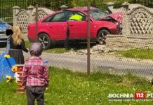 Brzeźnica. 19-latek uciekał przed policją i rozbił audi na ogrodzeniu – ZDJĘCIA