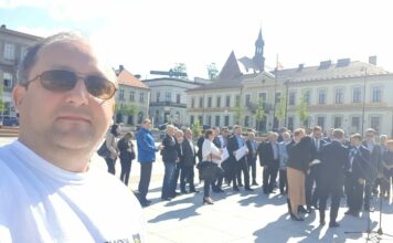 Radosław Macoń o wręczaniu czeków na Rynku: „Spektakl obłudy i zakłamania”