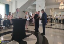 Trzy osoby ze statuetkami stowarzyszenia „Amicus Hominis”