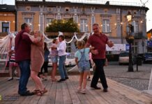 Akcja z zaskoczenia. Girlandy i tańce na Rynku w Brzesku – ZDJĘCIA