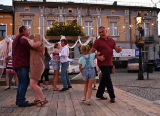 Akcja z zaskoczenia. Girlandy i tańce na Rynku w Brzesku – ZDJĘCIA