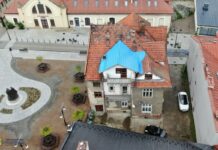 Bochnia. Dach kamienicy w centrum dziurawy jak sito – WIDEO