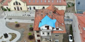 Bochnia. Dach kamienicy w centrum dziurawy jak sito – WIDEO