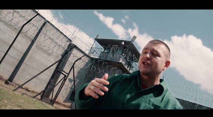 Nowy Wiśnicz. Skazany rapuje o żołnierzach wyklętych – WIDEO