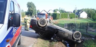 Stary Wiśnicz. Dachowanie BMW w fosie – ZDJĘCIA