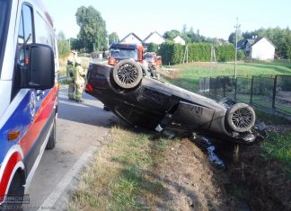 Stary Wiśnicz. Dachowanie BMW w fosie – ZDJĘCIA