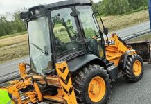 Na autostradzie koło Bochni koparka spadła z przyczepy