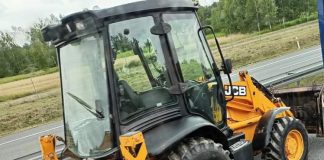 Na autostradzie koło Bochni koparka spadła z przyczepy