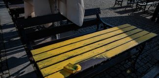 Wandal pomazał żółtą farbą ławki i stoły na rynku w Brzesku