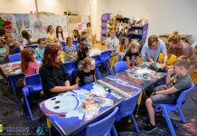 Lekcja w Muzeum Motyli i warsztaty „Motyl inspiracją malarstwa na szkle” – ZDJĘCIA
