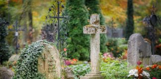 44-latek znieważył miejsce spoczynku zmarłych. Teraz grozi mu nawet do 2 lat więzienia