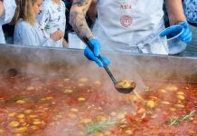 Kolejka po pyszny gulasz w Brzesku – WIDEO