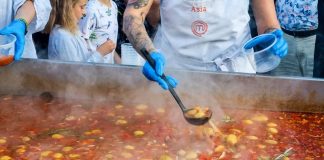 Kolejka po pyszny gulasz w Brzesku – WIDEO