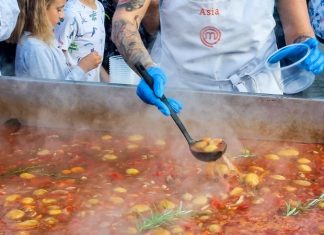Kolejka po pyszny gulasz w Brzesku – WIDEO