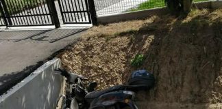 Wypadek w Majkowicach. Motorowerzysta rozbił się o betonowy przepust