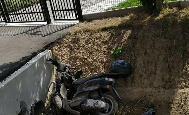 Wypadek w Majkowicach. Motorowerzysta rozbił się o betonowy przepust