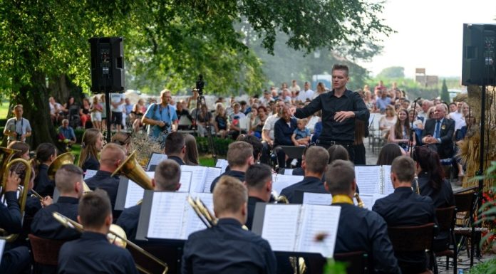 Patriotyczny koncert pod lipą w Bieńkowicach – ZDJĘCIA
