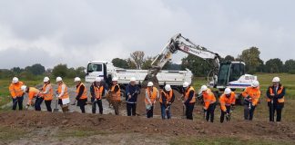 Minister wbił pierwszą łopatę na budowie zachodniej obwodnicy Brzeska – WIDEO