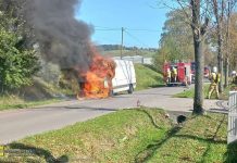 Pożar busa w Porębie Spytkowskiej