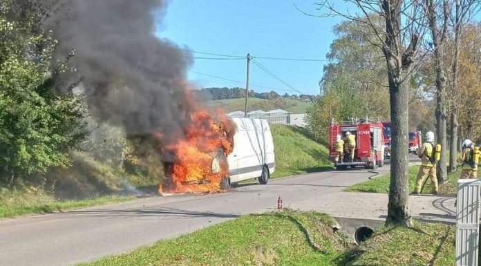 Pożar busa w Porębie Spytkowskiej