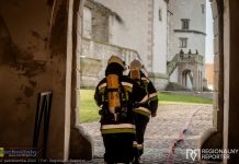 Strażackie ćwiczenia: Pożar w sali balowej Zamku w Wiśniczu – ZDJĘCIA