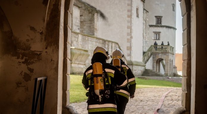 Strażackie ćwiczenia: Pożar w sali balowej Zamku w Wiśniczu – ZDJĘCIA