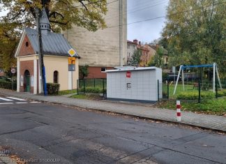 Bochnia. Odbieranie paczek przy kapliczce