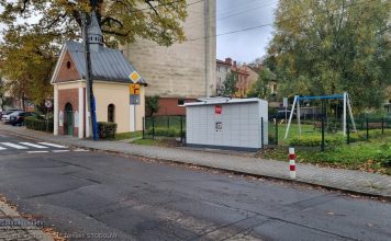 Bochnia. Odbieranie paczek przy kapliczce