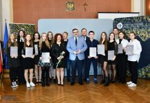 Wręczono stypendia Starosty Bocheńskiego – LISTA uczniów, ZDJĘCIA