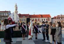 Bochnia. Ślubowanie uczniów I LO na Rynku. Przybył nawet Król Kazimierz Wielki! – ZDJĘCIA