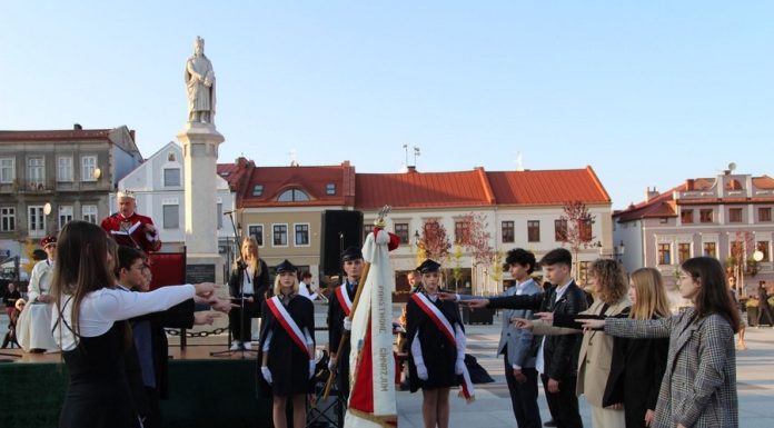 Bochnia. Ślubowanie uczniów I LO na Rynku. Przybył nawet Król Kazimierz Wielki! – ZDJĘCIA