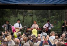 Tak się bawią ludzie. Powitanie Lata w Łazach – ZDJĘCIA